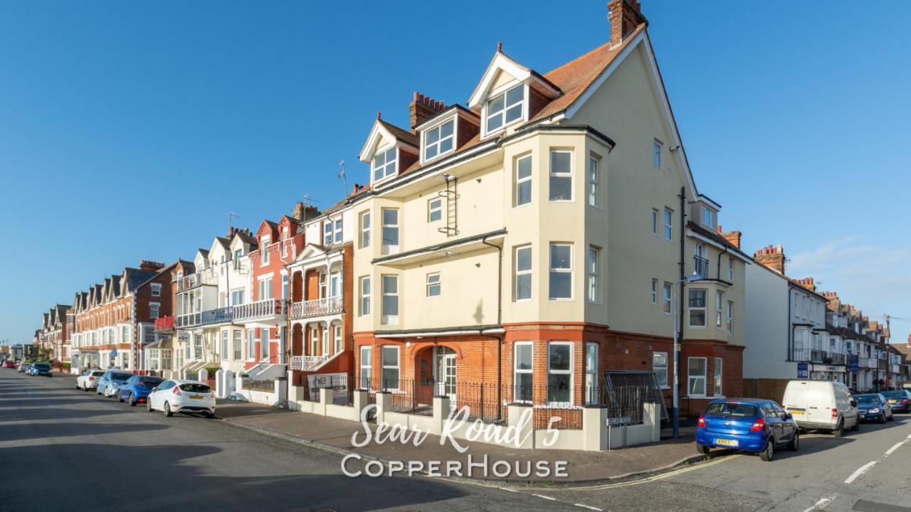 Beautiful Apartments On The Sea Front - Sea Road 5 フェリックストウ エクステリア 写真