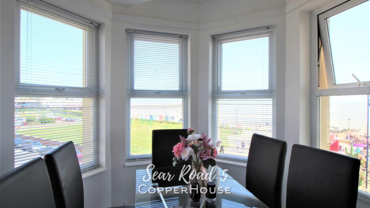 Beautiful Apartments On The Sea Front - Sea Road 5 フェリックストウ エクステリア 写真