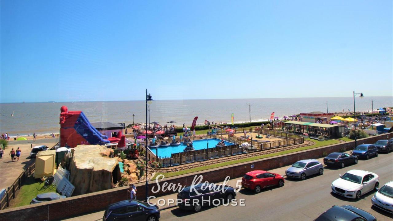 Beautiful Apartments On The Sea Front - Sea Road 5 フェリックストウ エクステリア 写真